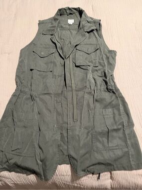 Sleeveless Utility Vest in Olive Green